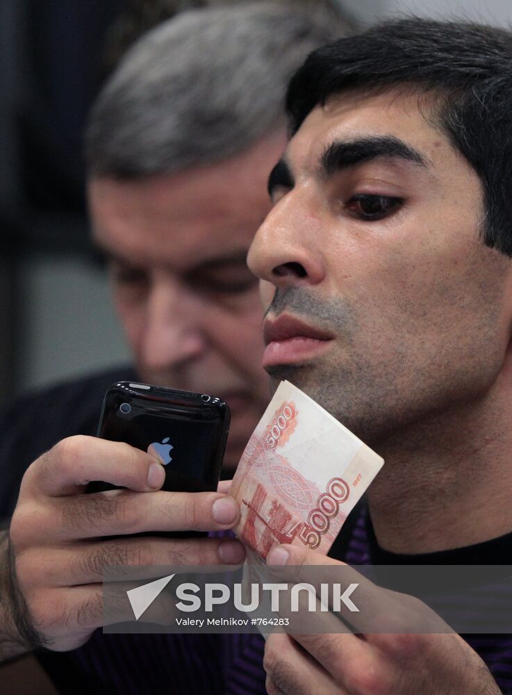 Sales of iPhone 4G kick off in Moscow