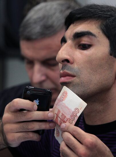 Sales of iPhone 4G kick off in Moscow