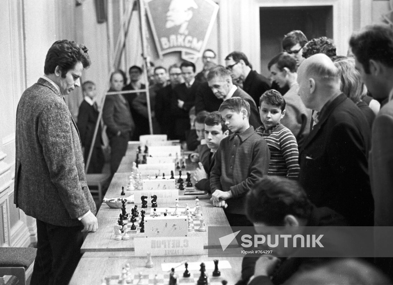 Chess player B. Spassky and Moscow Schoolchildren