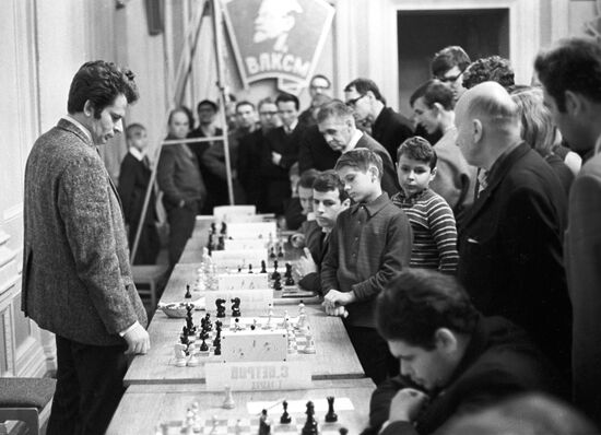 Chess player B. Spassky and Moscow Schoolchildren