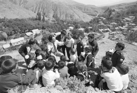 Ambartsum Kayayan giving lesson during hike