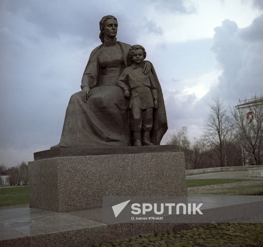 Monument "M. Ulyanova with son Volodya", Ulyanovsk