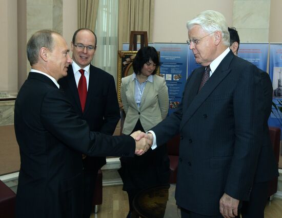 Vladimir Putin takes part in Arctic forum