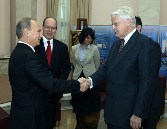 Vladimir Putin takes part in Arctic forum