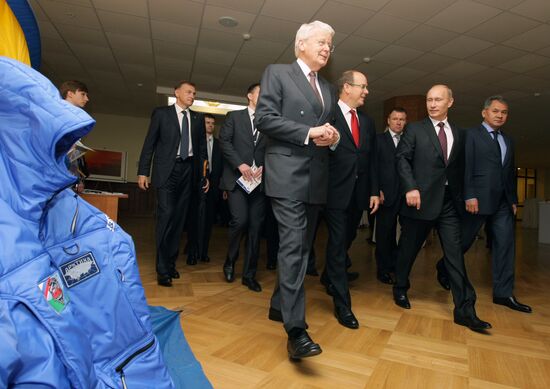 Vladimir Putin takes part in Arctic forum