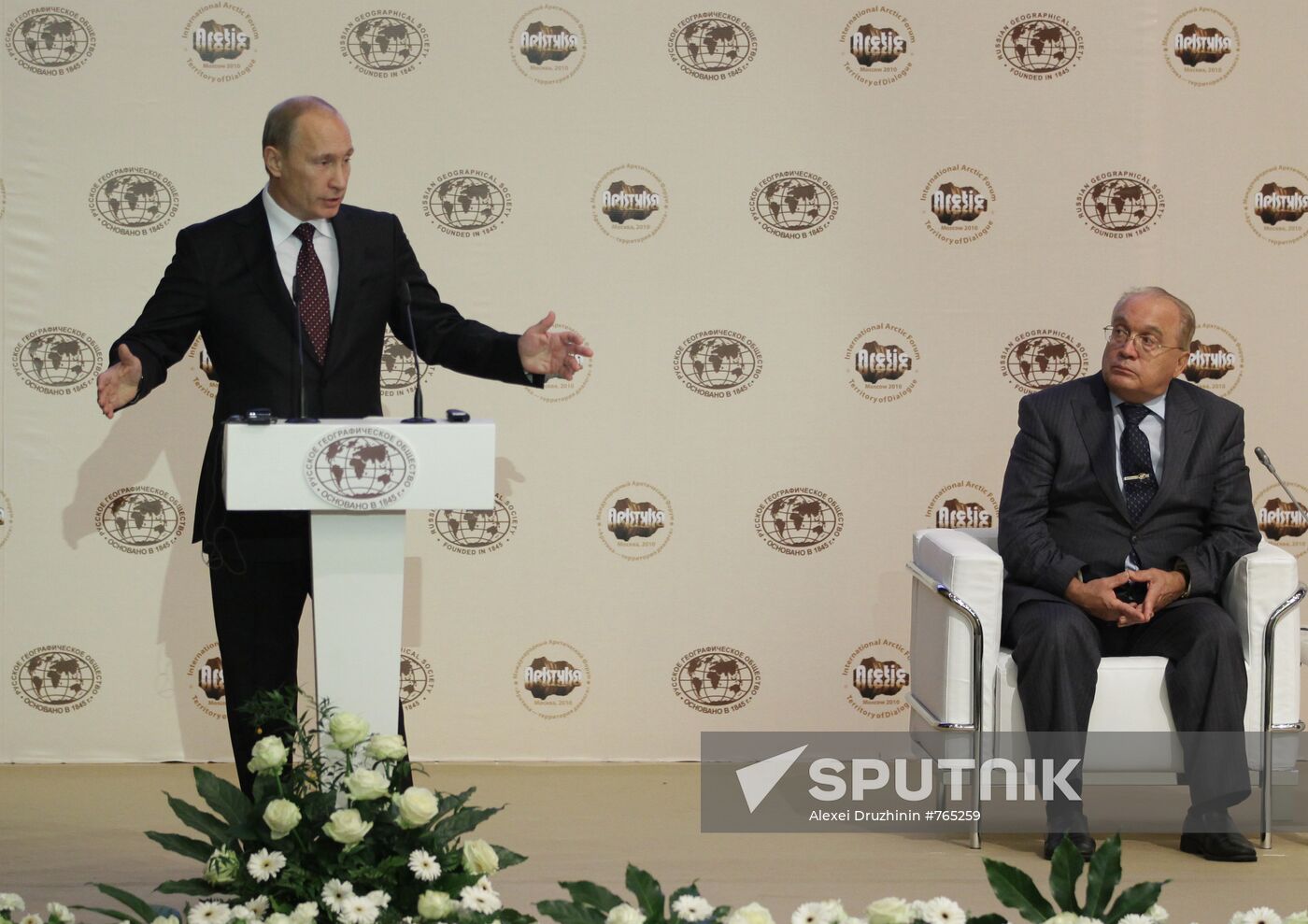 Vladimir Putin takes part in Arctic forum