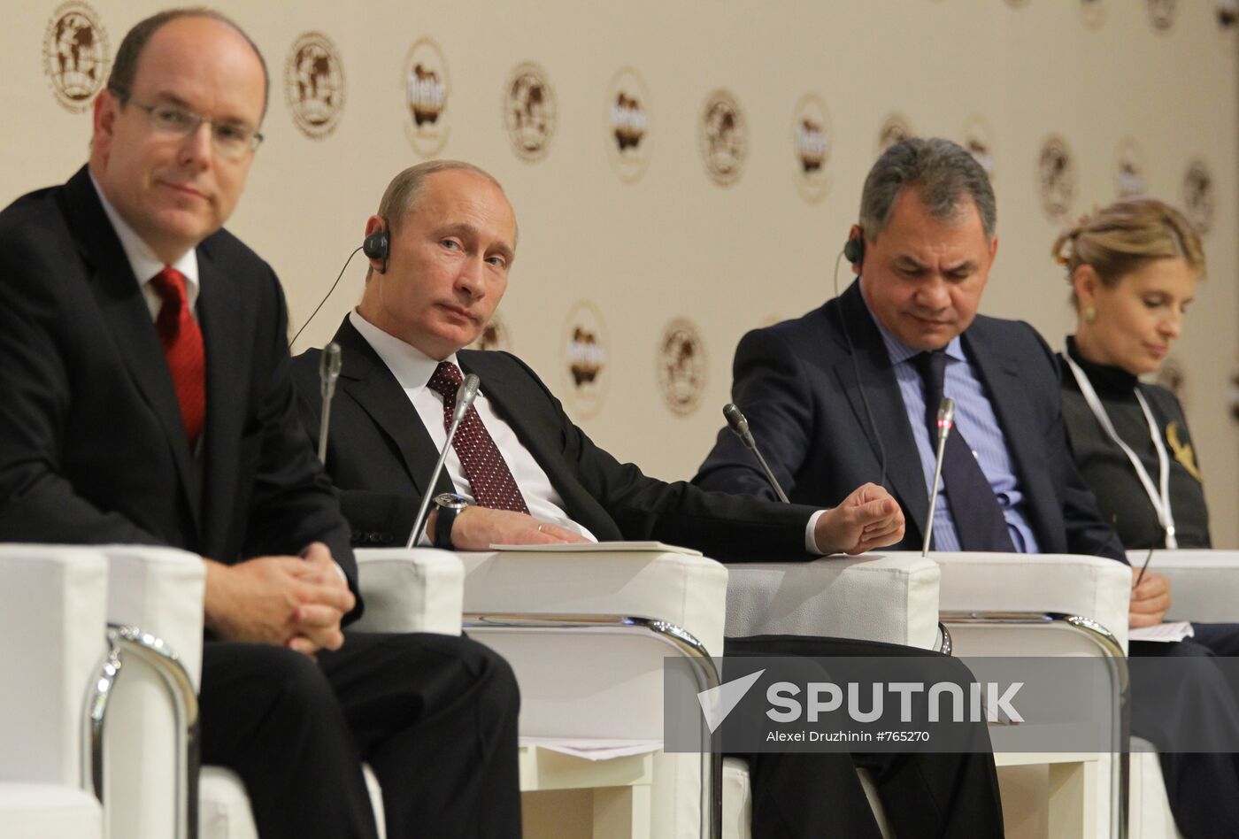 Vladimir Putin takes part in Arctic forum
