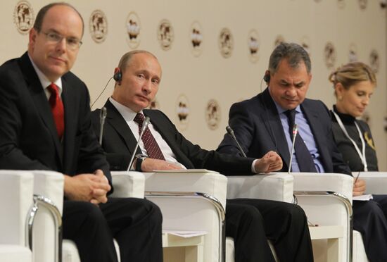 Vladimir Putin takes part in Arctic forum