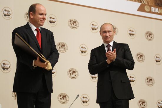 Vladimir Putin takes part in Arctic forum