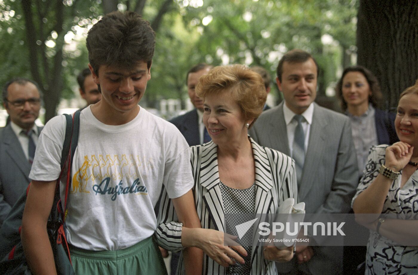 Raisa Maksimovna Gorbacheva with Romanian schoolchildren