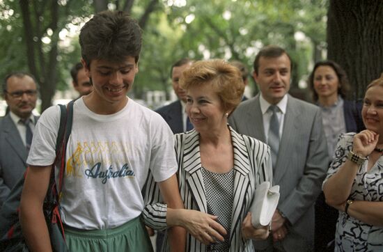 Raisa Maksimovna Gorbacheva with Romanian schoolchildren