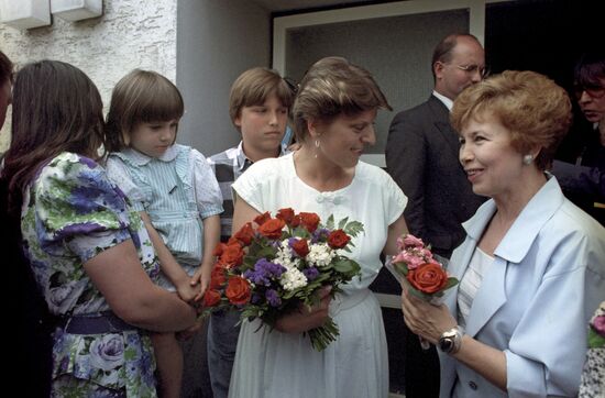 Raisa Gorbacheva with women in Stuttgart