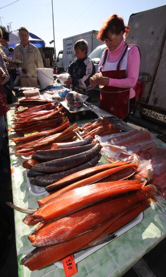 Municipal trade fair on central square, Vladivostok