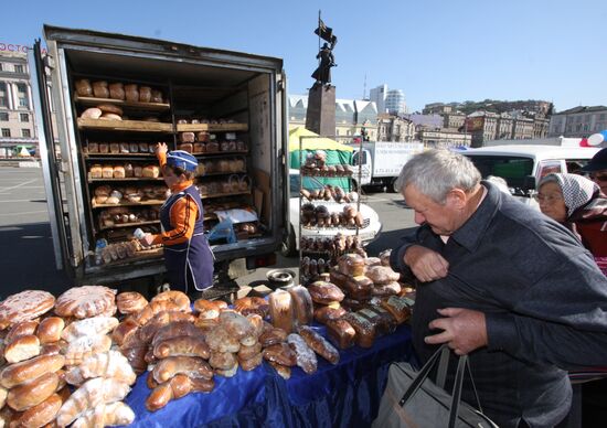Municipal trade fair on central square, Vladivostok