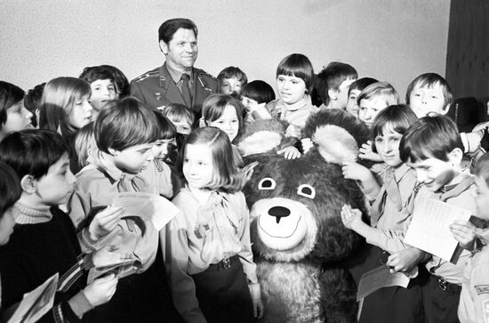 Soviet cosmonaut Aleksei Gubarev and Czechoslovakian pioneers