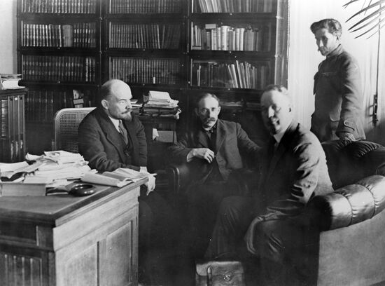 V. Lenin with representative of Labor Farmers' Party of the USA