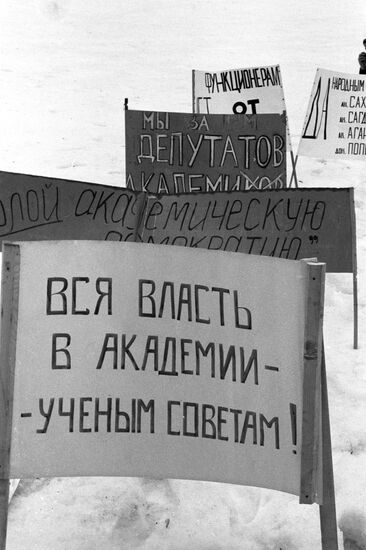 Rally outside of Presidium of USSR Academy of Sciences
