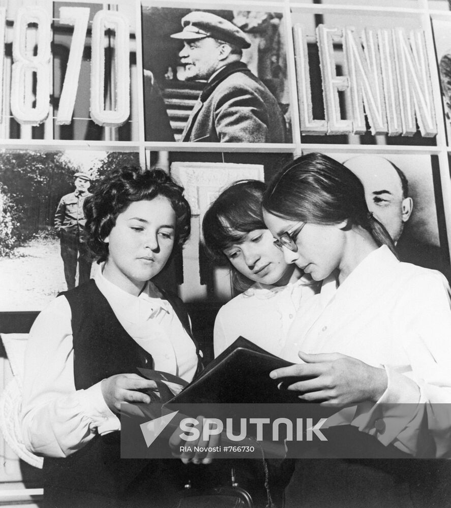 Polish high school students in front of Vladimir Lenin stand