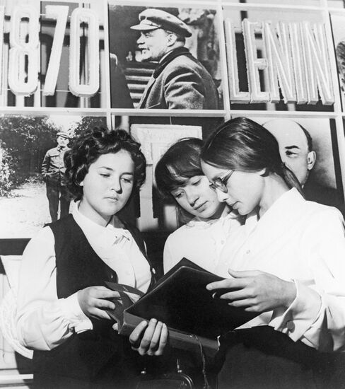 Polish high school students in front of Vladimir Lenin stand