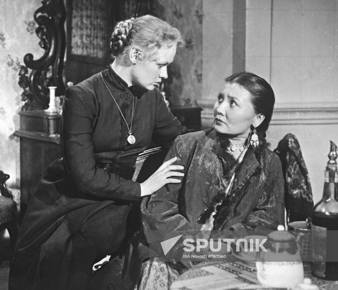 Nina Grebeshkova and Gulfairus Ismailova in movie Botagoz