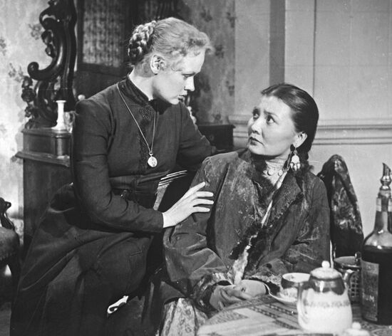 Nina Grebeshkova and Gulfairus Ismailova in movie Botagoz