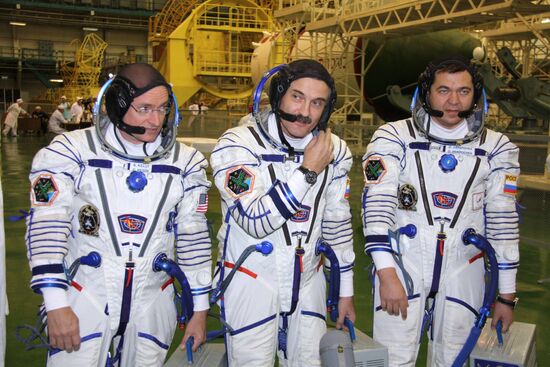 Main crew of Soyuz TMA-01M trains at Baikonur cosmodrome