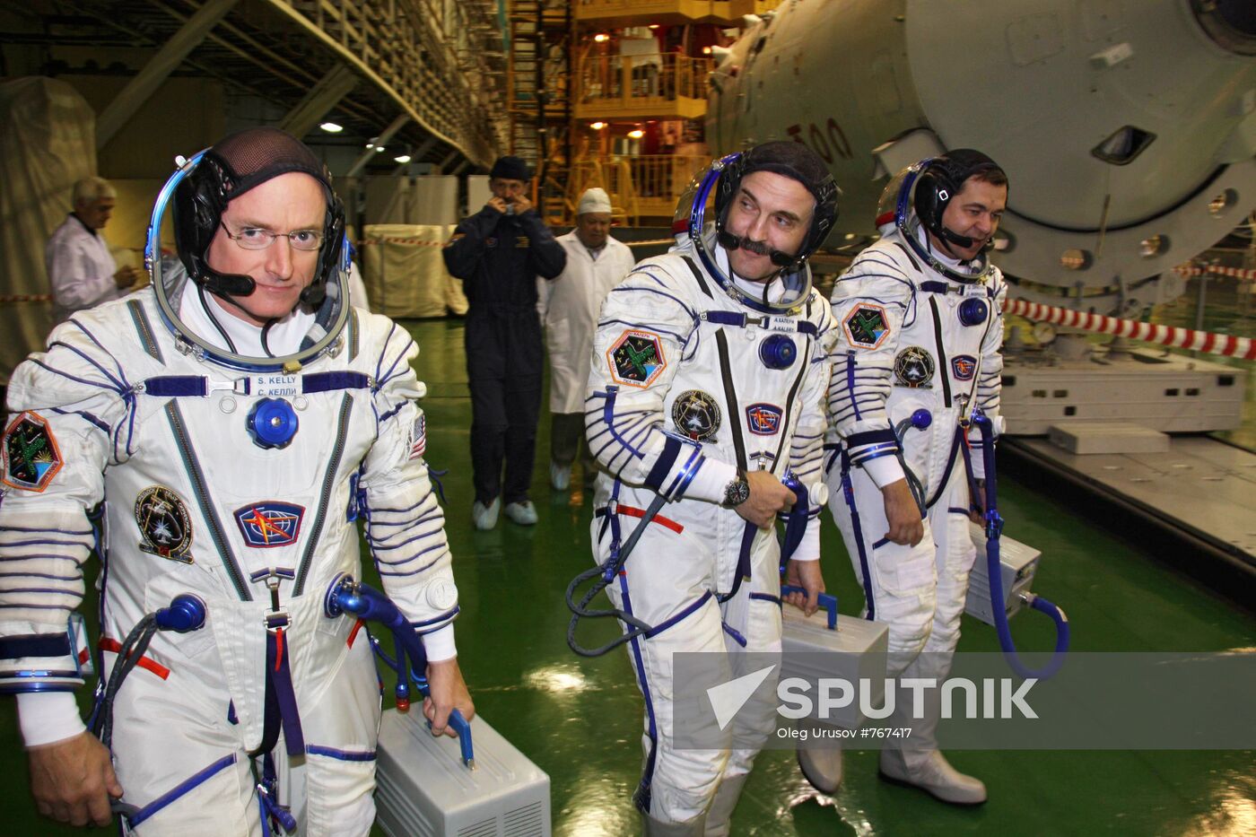 Main crew of Soyuz TMA-01M trains at Baikonur cosmodrome