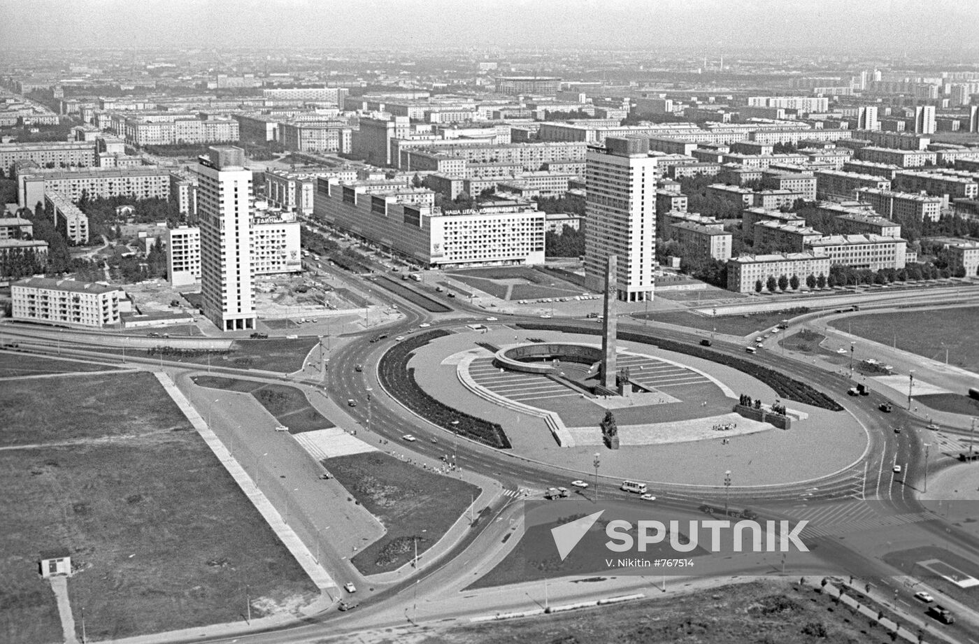 Monument to Heroic Defenders of Leningrad, Victory Square