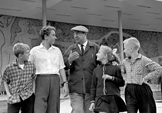 Chilean poet Pablo Neruda with Moscow schoolchildren