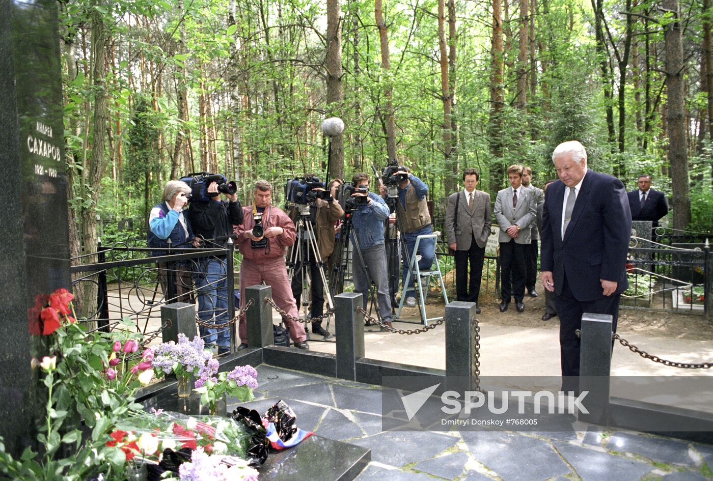 Boris Yeltsin lays flowers on the grave of Andrei Sakharov