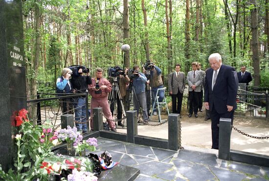 Boris Yeltsin lays flowers on the grave of Andrei Sakharov