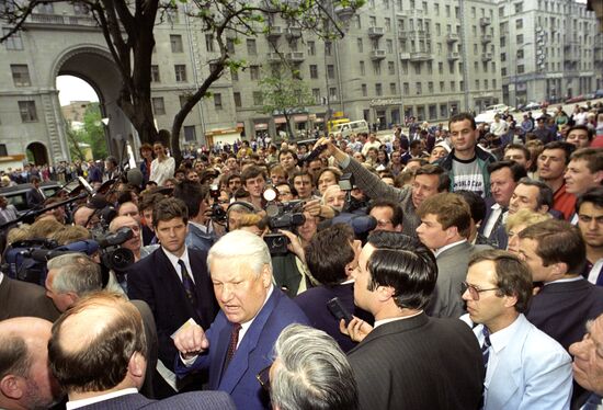 Boris Yeltsin talks to Muscovites