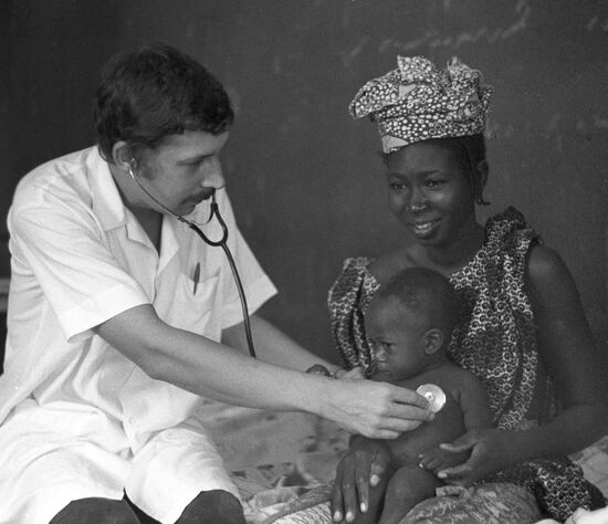 Soviet physician V.Semyonov with residents of Mali