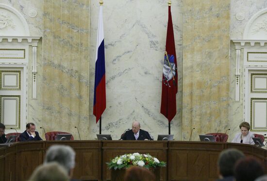 Vladimir Resin chairs meeting of Moscow government