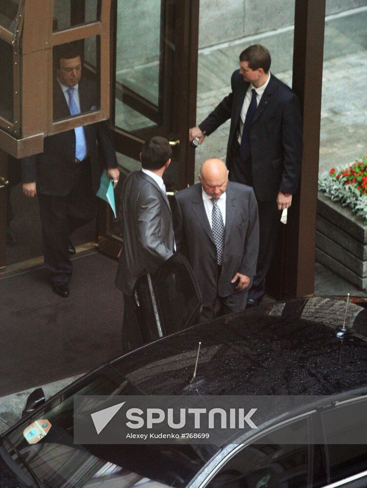 Former Moscow Mayor Yury Luzhkov in front of Mayor's Office
