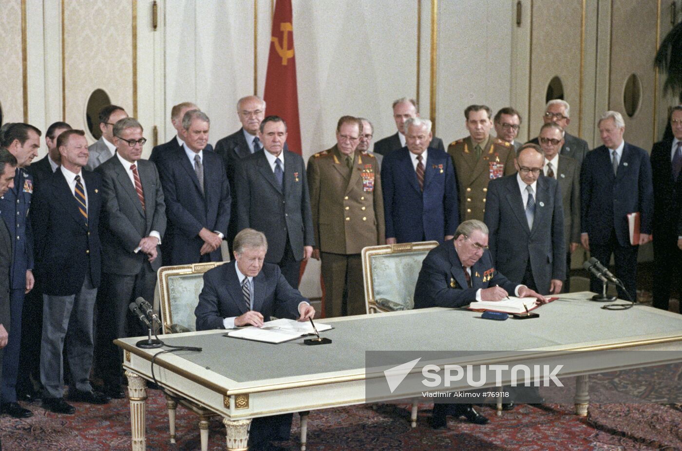 Leonid Brezhnev, Jimmy Carter signing documents