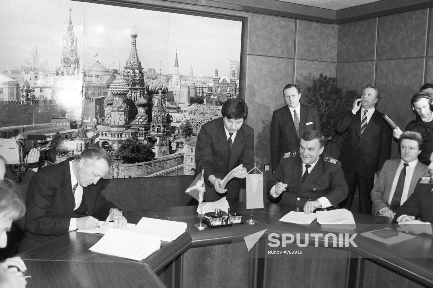 Signing the agreement between Deutsche Lufthansa and Aeroflot