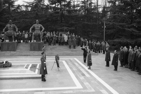 Margaret Thatcher laying wreath to Tomb of the Unknown Soldier