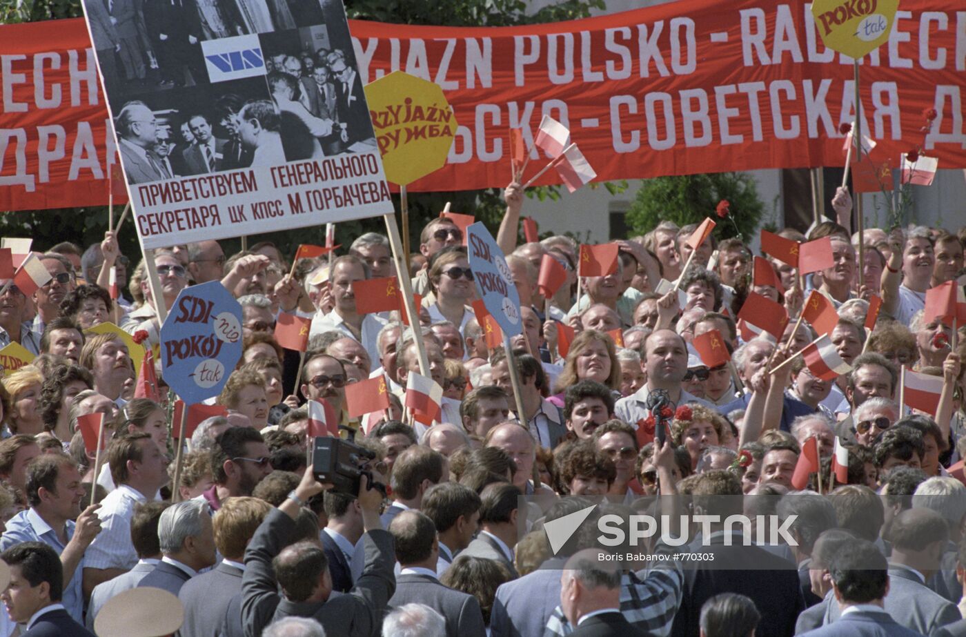 Warsaw residents greeting Mikhail Gorbachev