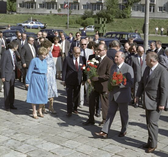 Laying flowers to the memorial to K. Sverchevsky