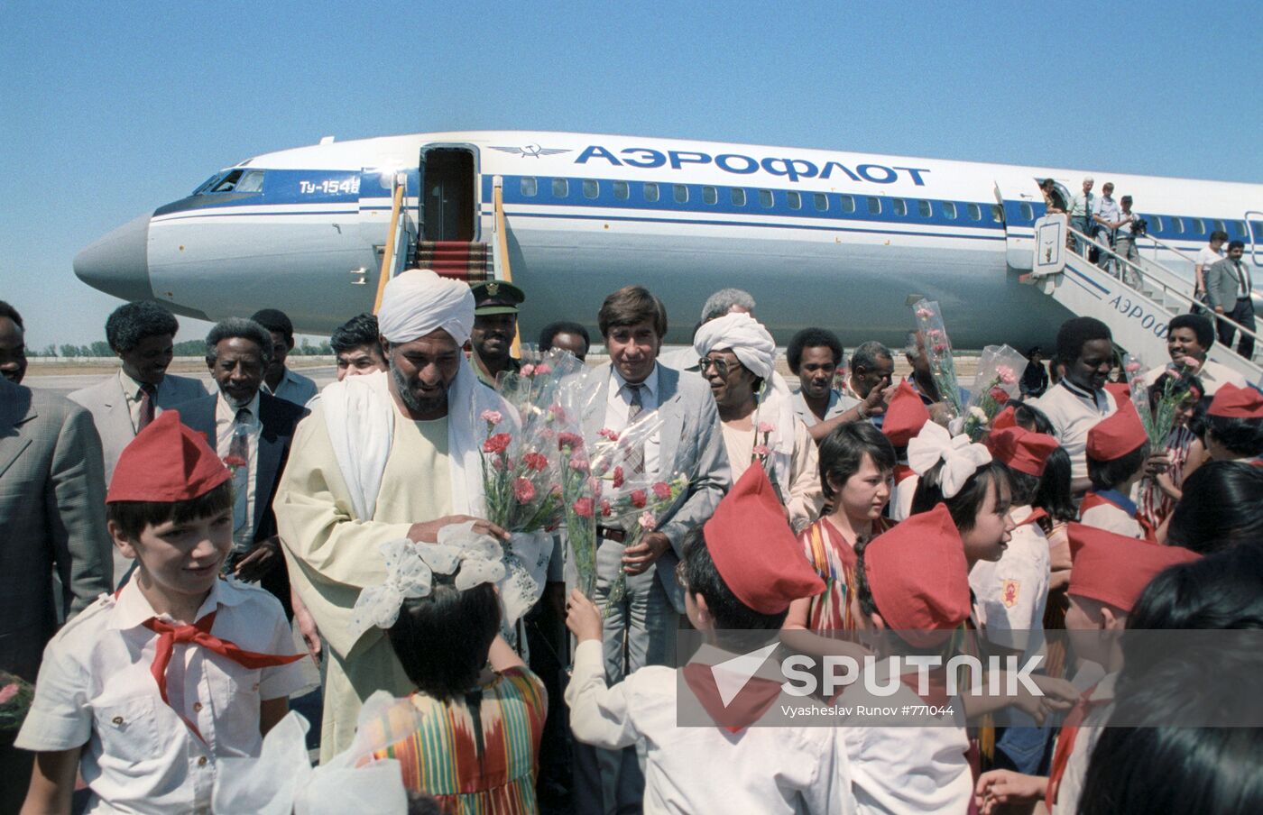 Sadiq al-Mahdi greeted at airport