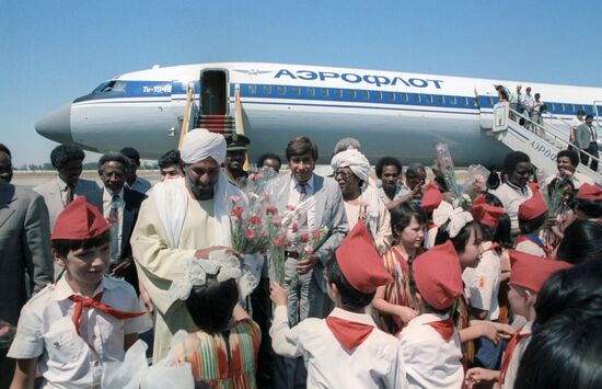 Sadiq al-Mahdi greeted at airport