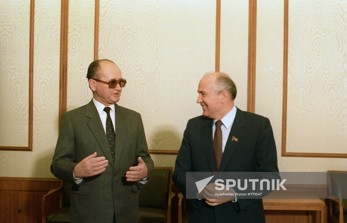 Mikhail Gorbachev and Wojciech Jaruzelski