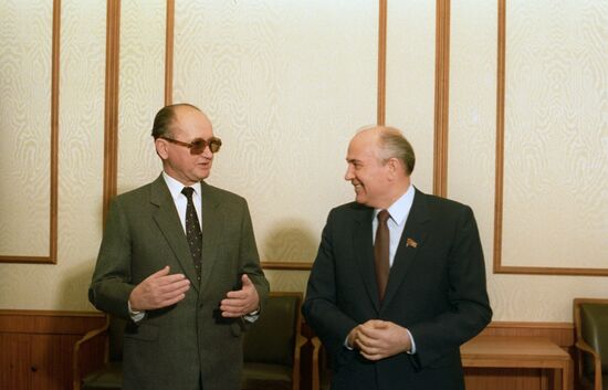 Mikhail Gorbachev and Wojciech Jaruzelski