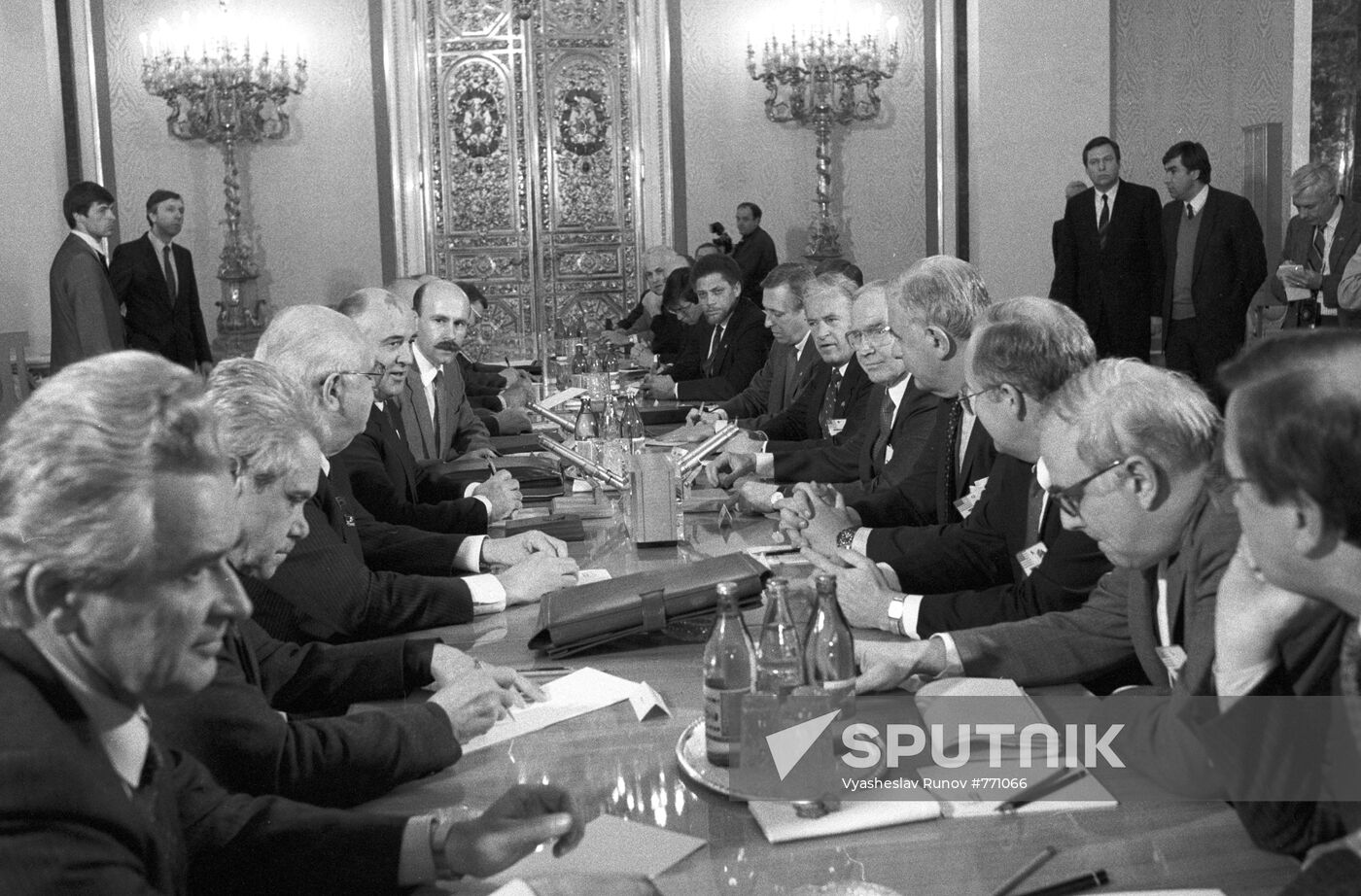 Mikhail Gorbachev meets with U.S. congressmen