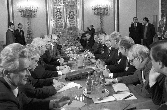 Mikhail Gorbachev meets with U.S. congressmen
