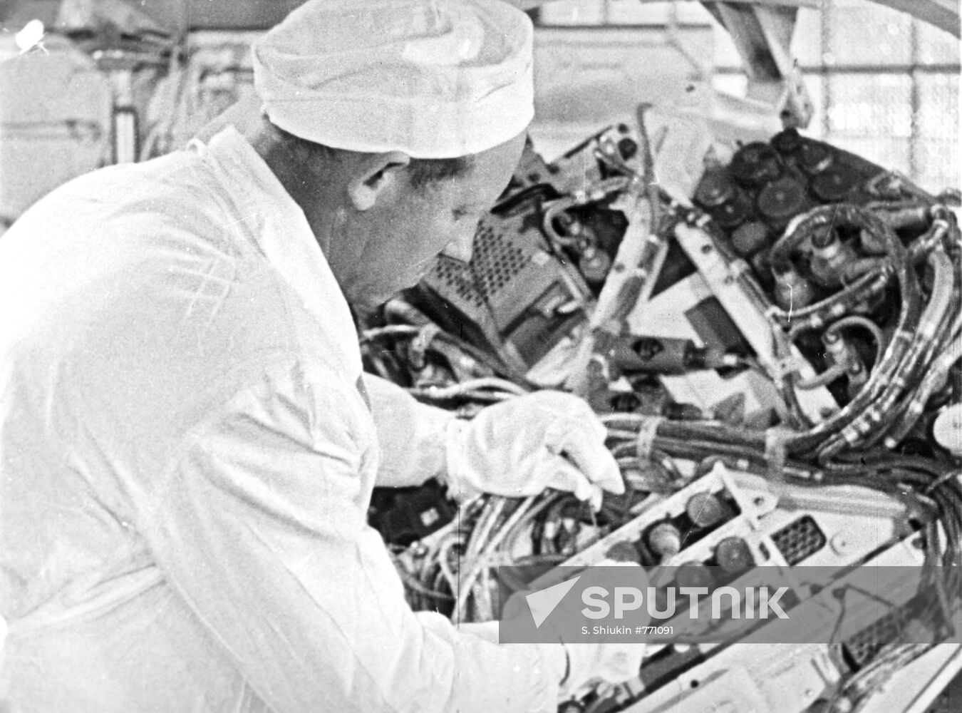 Assembly of Venus space station descent vehicle