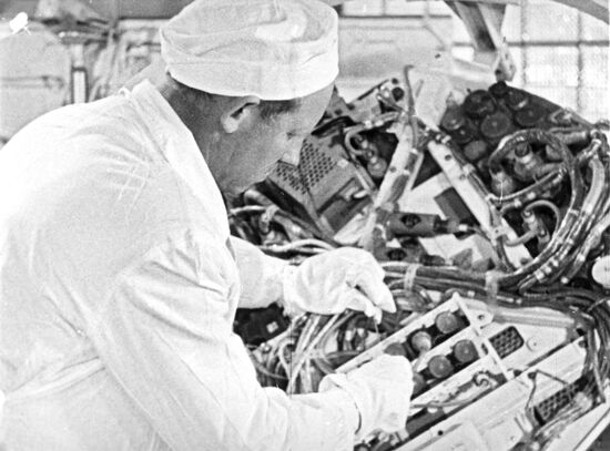 Assembly of Venus space station descent vehicle