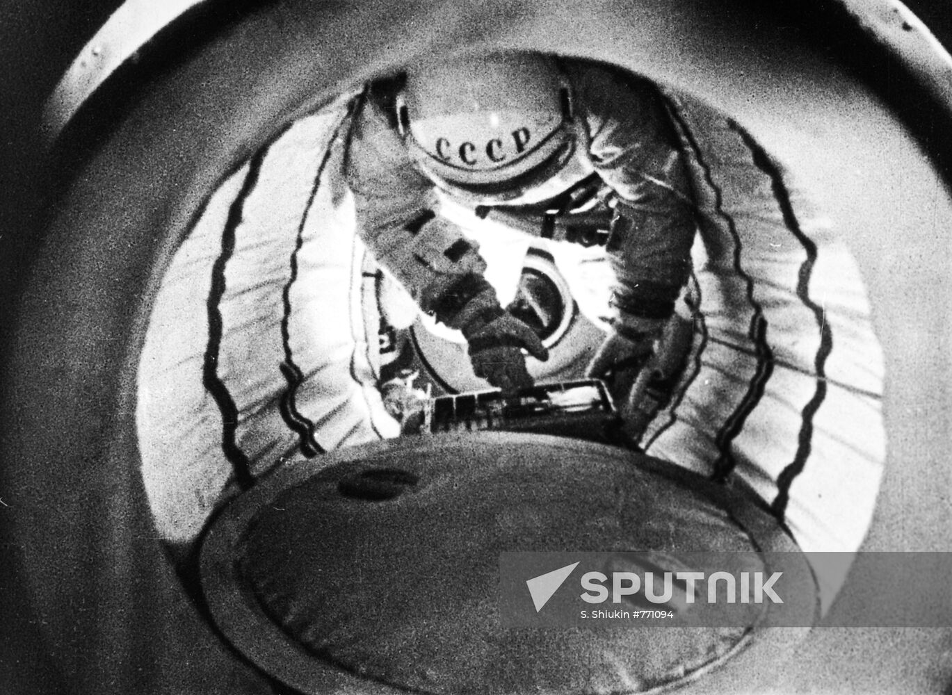 Alexei Leonov drilling spacewalk
