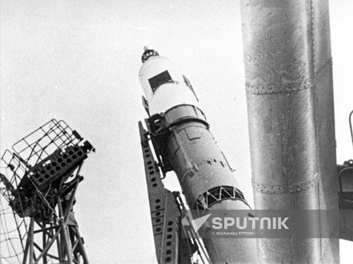 Installing "Soyuz-4" spaceship